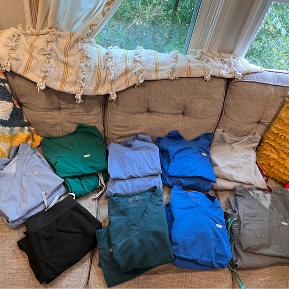 Kelly Green FIGS Set (S top, M jogger) - Picture 2 of 2